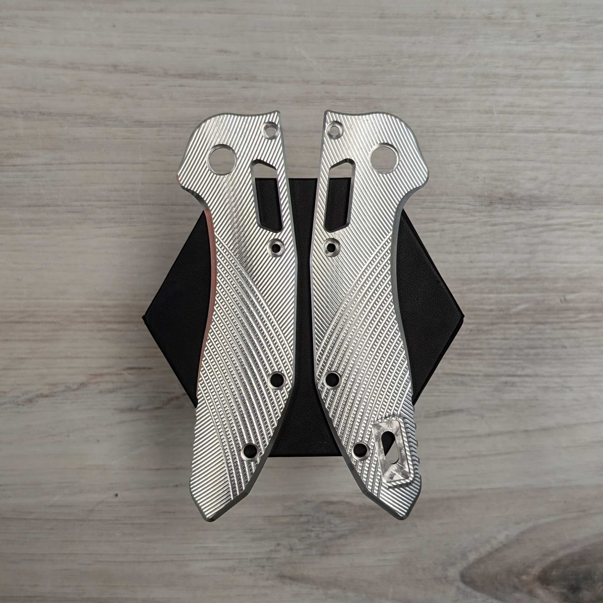 STOCKY GOAT - Wings - Titanium Scales / Lightweight (Compatible with Microtech Stitch)